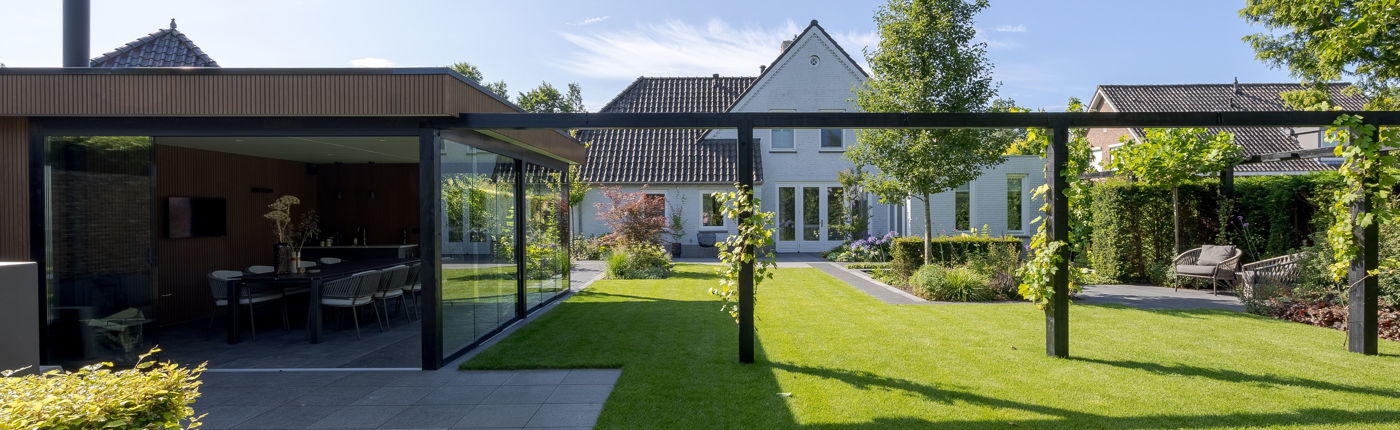 Tuinhuis met overkapping en glazen schuifwanden in Rosmalen