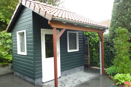 Beitsen van vurenhout voor uw op maat gemaakte tuinhuis