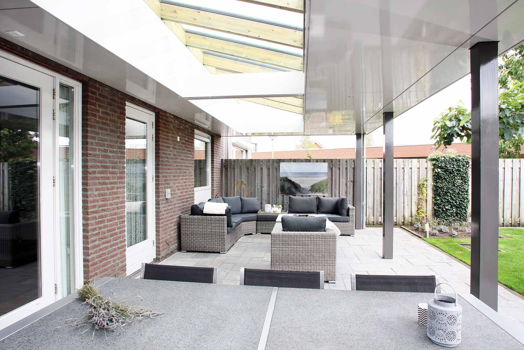 Lekker veel daglicht door een houten veranda op maat te laten maken