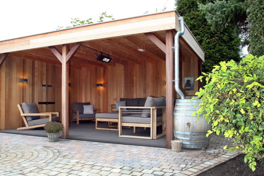 Afwerkingsdetails van het tuinhuis met overkapping
